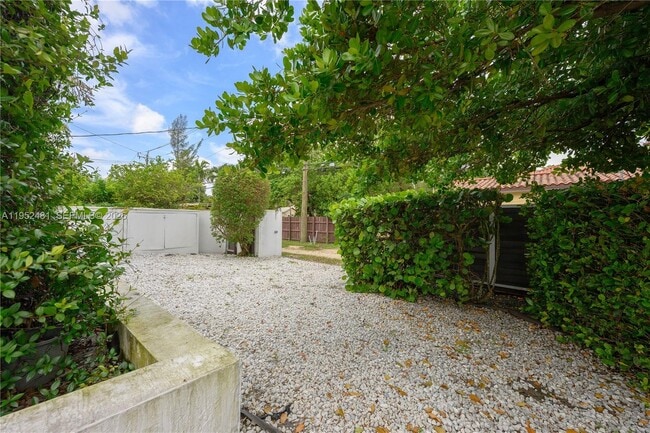 Building Photo - 472 Minola Dr