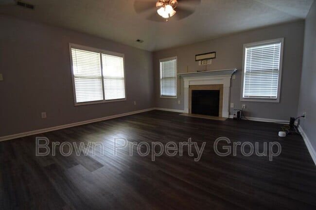 Building Photo - 494 Hogart St