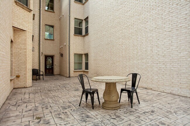 Building Photo - Luxury Highland Park Living
