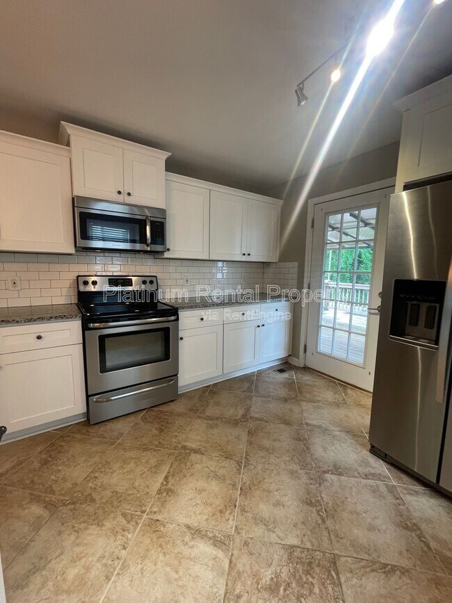 Building Photo - 2706 White Oak Dr