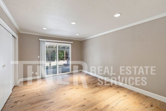 Building Photo - 639 Flower Dr