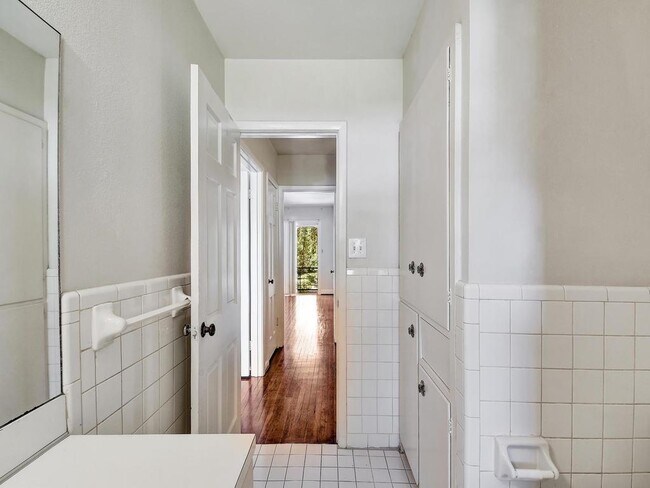 Building Photo - 206 Park Ln