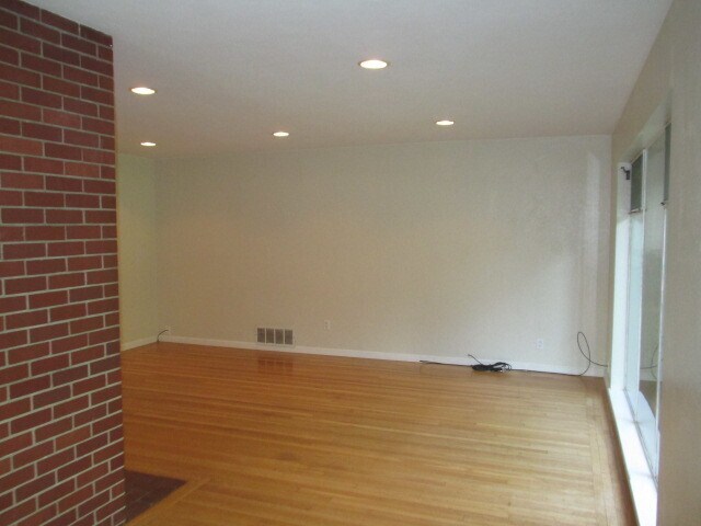 Building Photo - 3 bedroom home close to Land Park