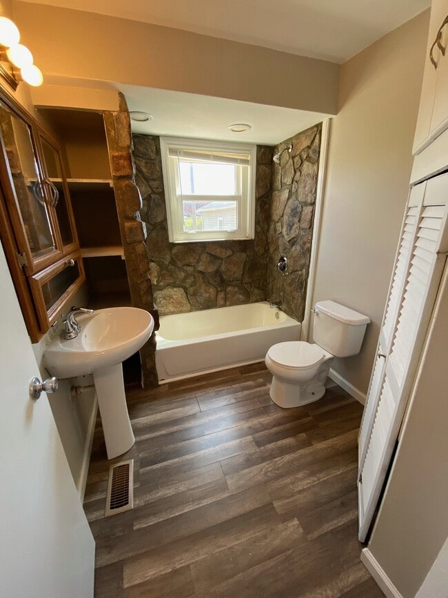 Building Photo - 7 Briarcliff Dr