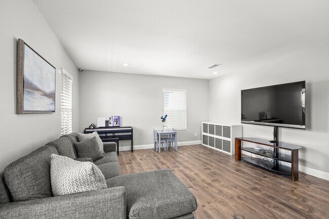 Building Photo - Gorgeous Eastlake Townhome!