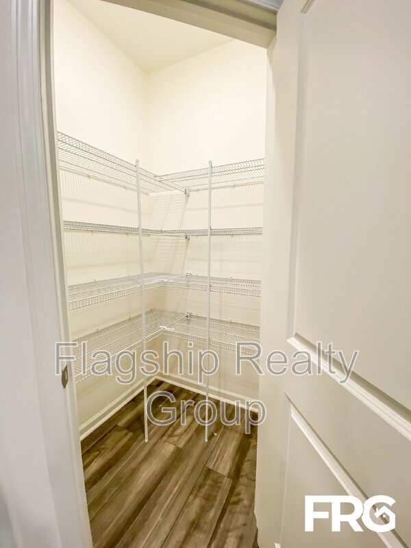 Building Photo - 300 Kenison Way