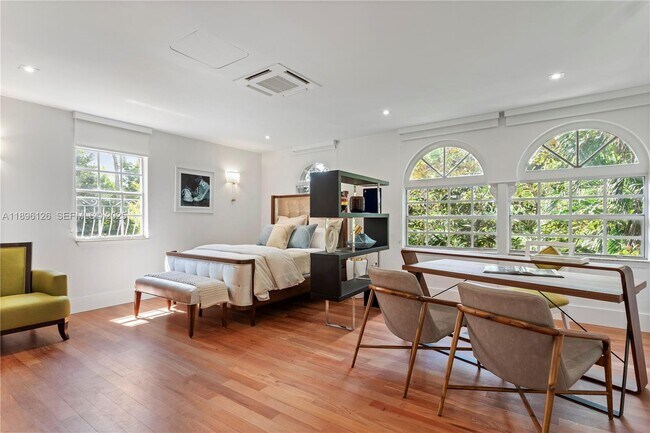 Building Photo - 5801 Pine Tree Dr