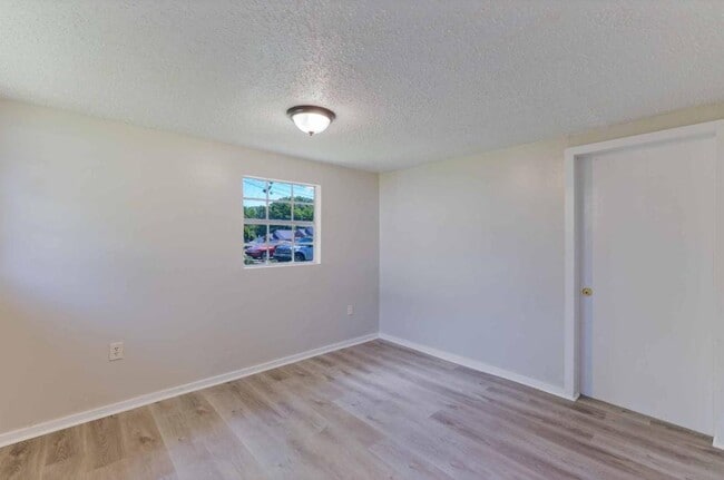 Building Photo - 1570 Chippewa Ave SE