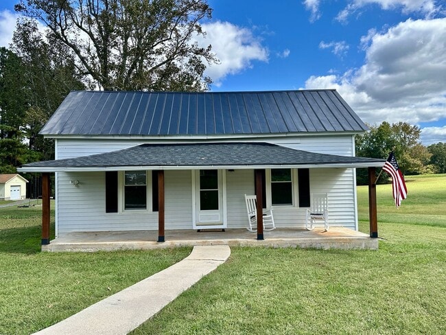 Building Photo - Charming 3 Bedroom Home for Rent – Recentl...