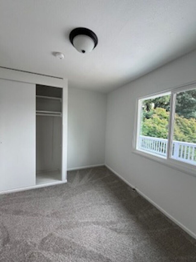 Building Photo - Elm Duplex