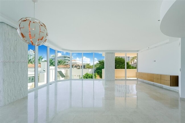 Building Photo - 300 South Pointe Dr