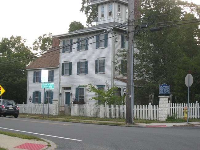 Building Photo - 57 N Shore Rd