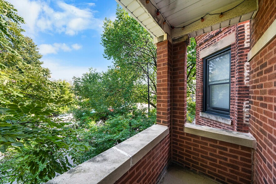 Balcony - 5344 N Ashland Ave