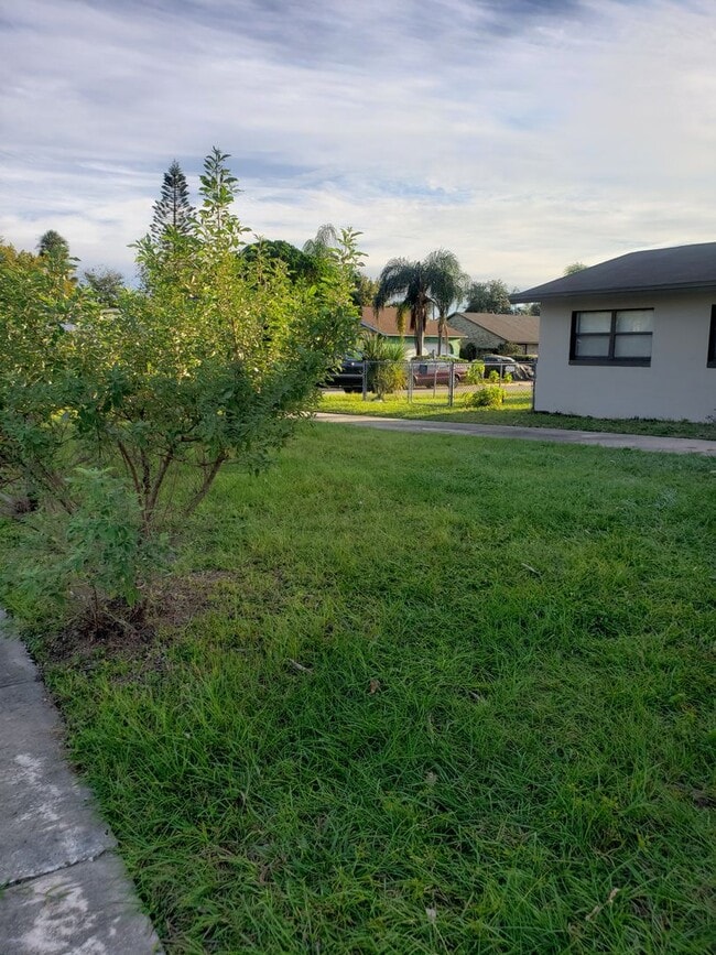 Building Photo - 3 bedroom 2 bath home