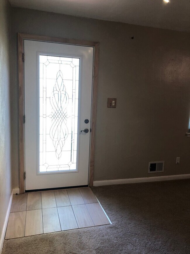 Building Photo - GORGEOUS HOME IN ARAGONA!