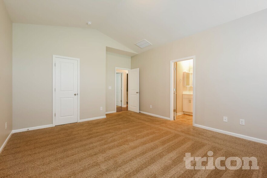Building Photo - 250 Fenwick Dr
