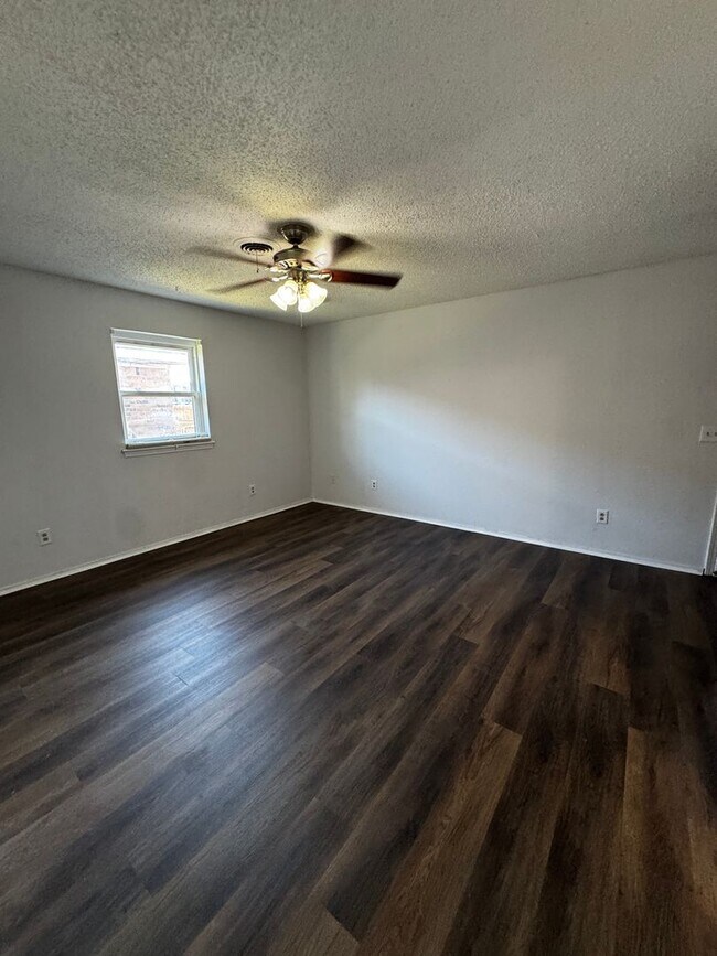 Building Photo - Redone Duplex spacious 2bedrrom 1 bathroom Hospital District