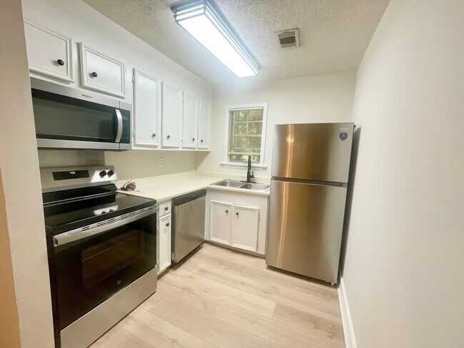 Building Photo - 2 Bed, 1 Bath Available in Brandon!