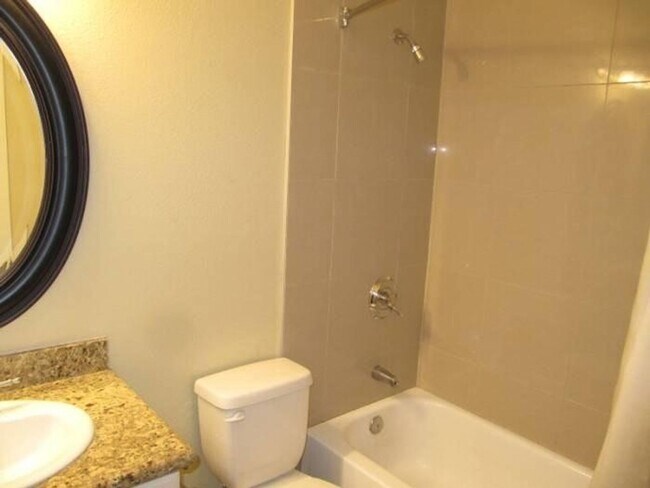 Building Photo - Gorgeous 1 bd Condo located in a prime loc...