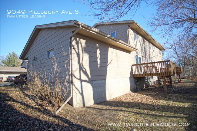 Building Photo - 3 Bedrooms Top Level w/ Full Bath - 2 Car ...