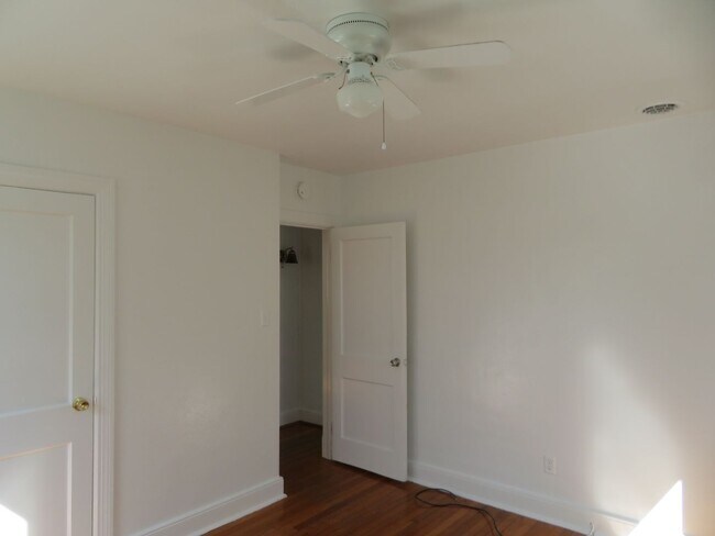 Building Photo - Colonial Heights