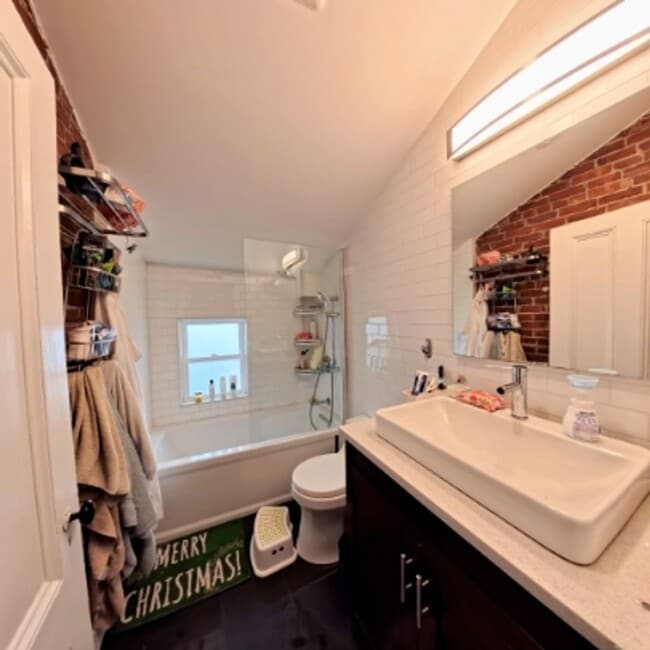 Building Photo - Large Unit in brookline Village, In-Unit Washer and Dryer, One Parking Space is Included