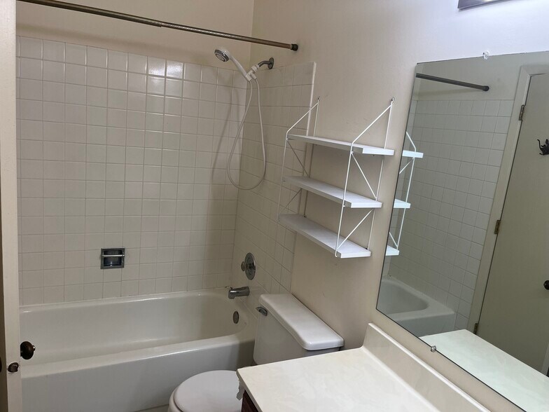 Building Photo - 1404 Queensgreen Cir