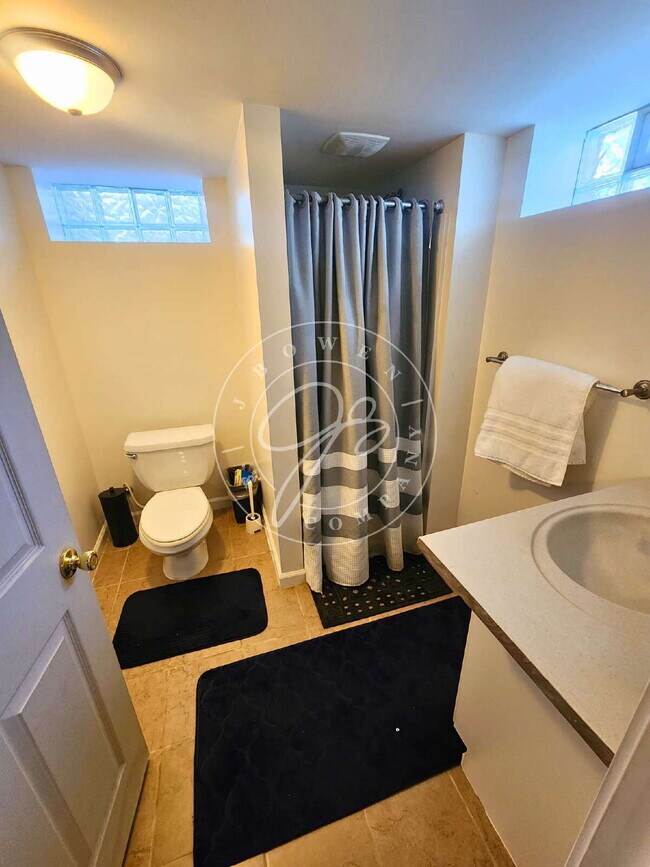 Building Photo - 3 bed 3 bath home for rent near University of Toledo!