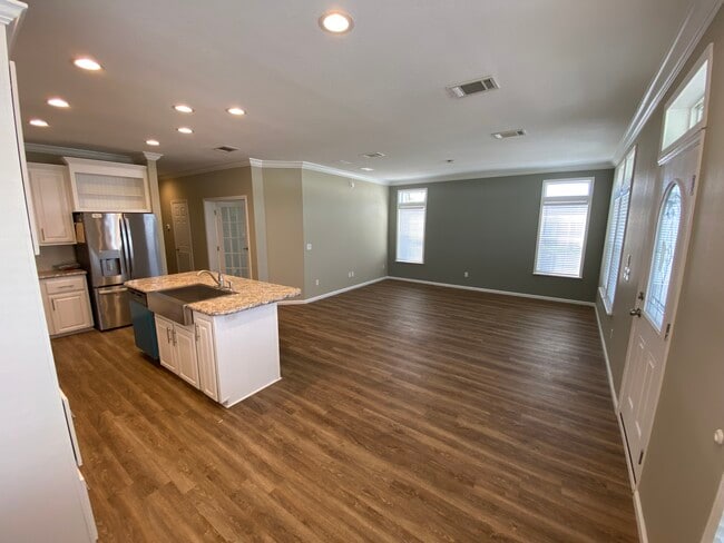 Building Photo - 5307 Camelot Dr E