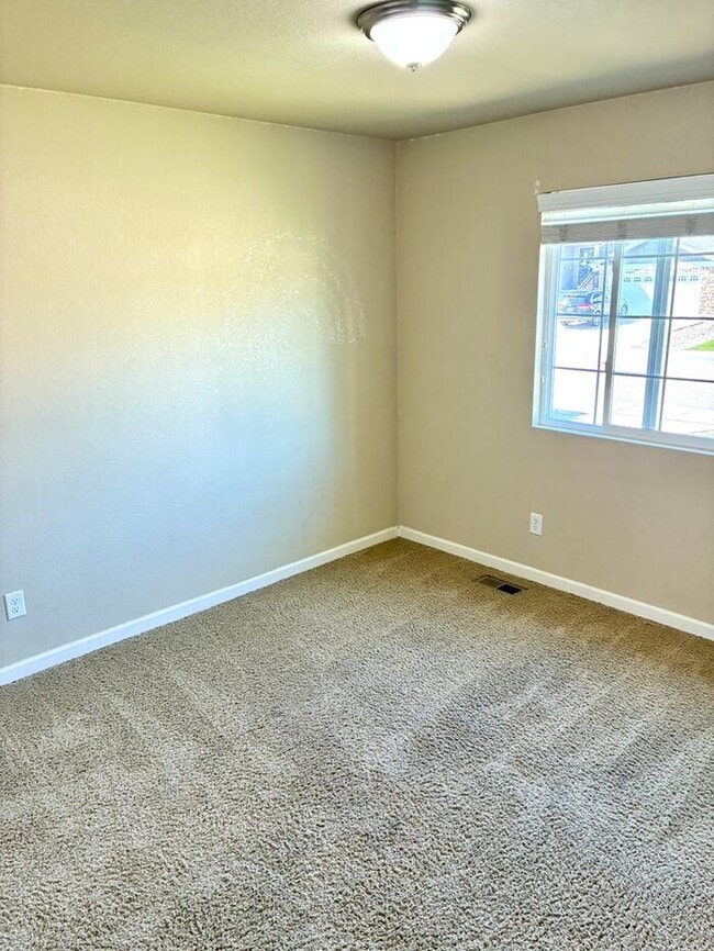 Building Photo - Ranch style home with 3 bed 2 bath and ove...