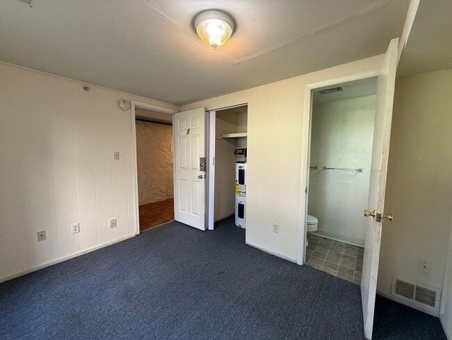 Building Photo - 3 Bedroom Townhouse at The Commons