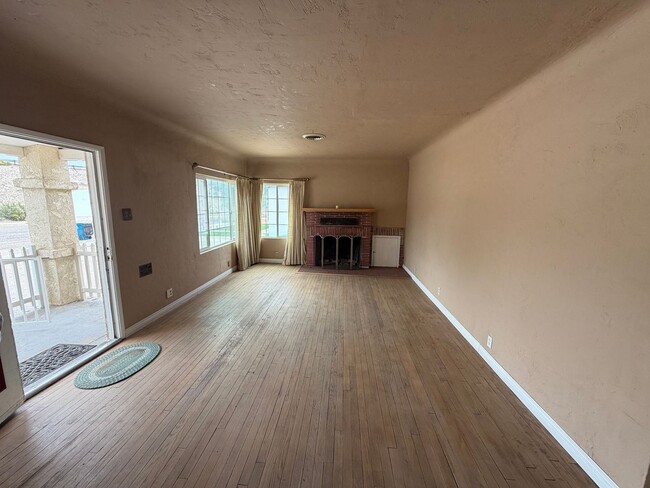 Building Photo - Charming and spacious Needles home