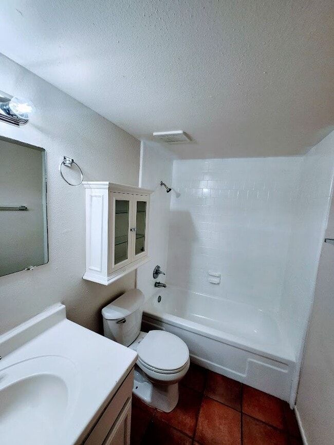 Building Photo - 827 E Hazel Dr
