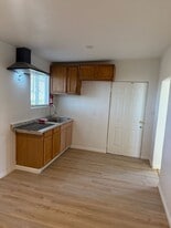 Building Photo - 560 Meadowlake Rd