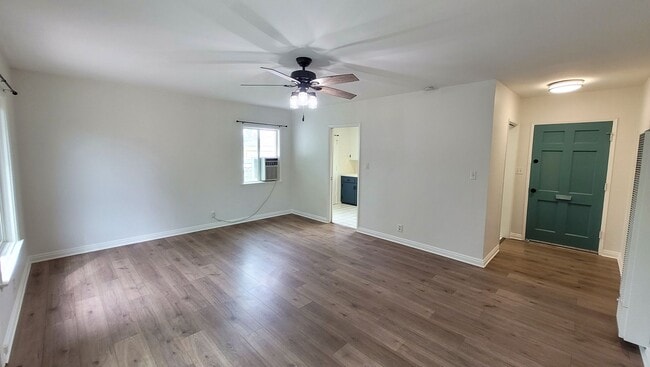 Building Photo - 3 Bed 2 Bath House Available Now!