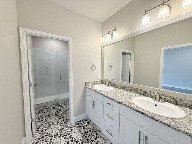 Building Photo - 3-Bedroom Townhome - Prime Pensacola Location