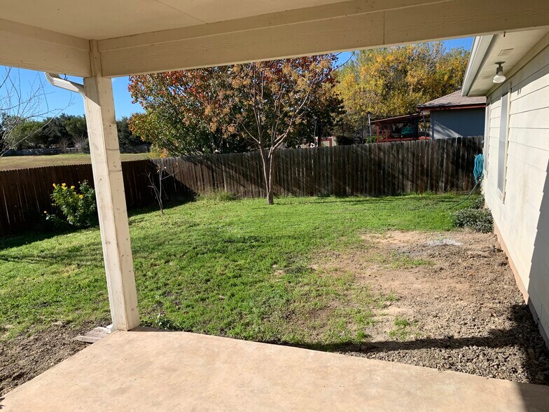 Large fenced backyard - 1050 Brutus Dr