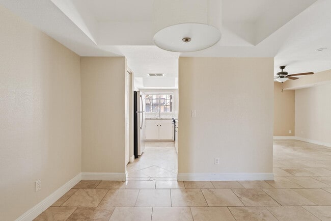 Building Photo - 2232 W Lindner Ave