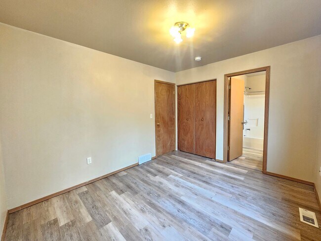 Building Photo - 407 E 8th Ave
