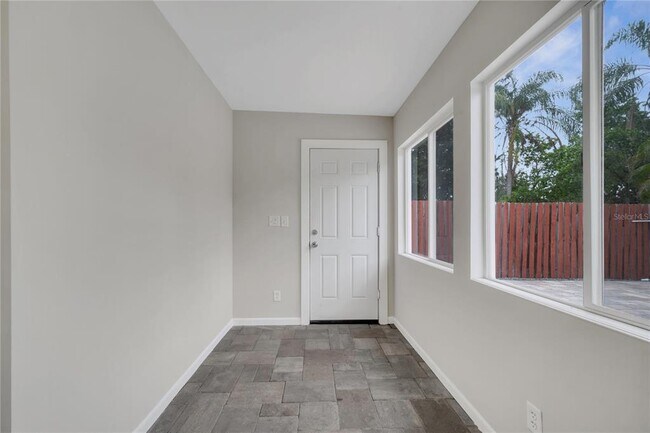 Building Photo - 1395 Meadowbrook St