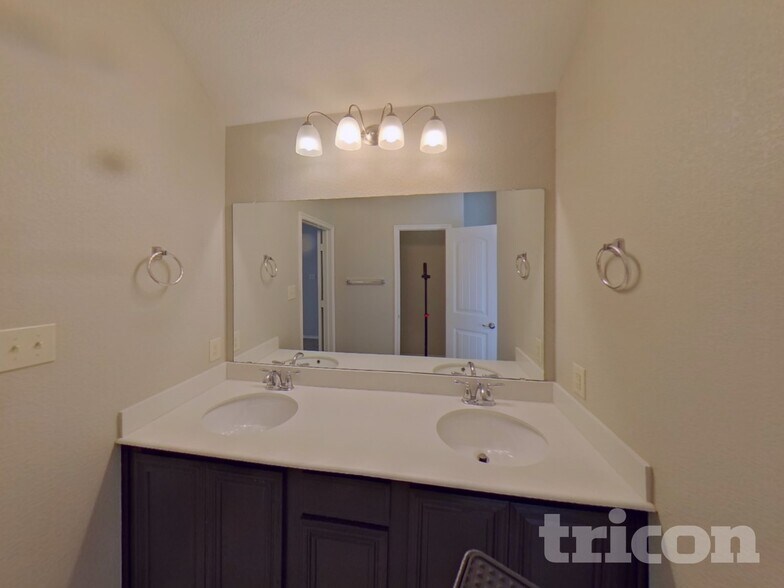 Building Photo - 3105 Oakcrest Dr