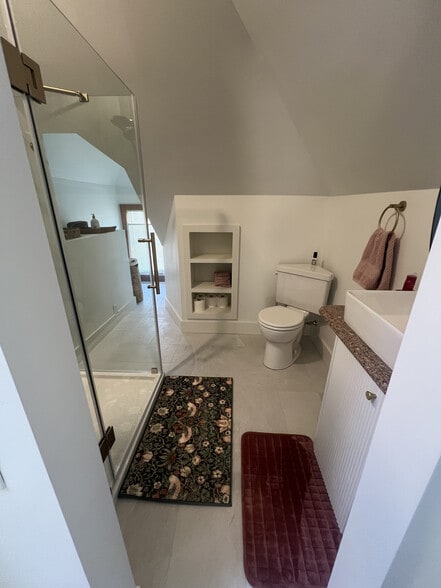 Brand New 3/4 en Suite! - 39 Burling St