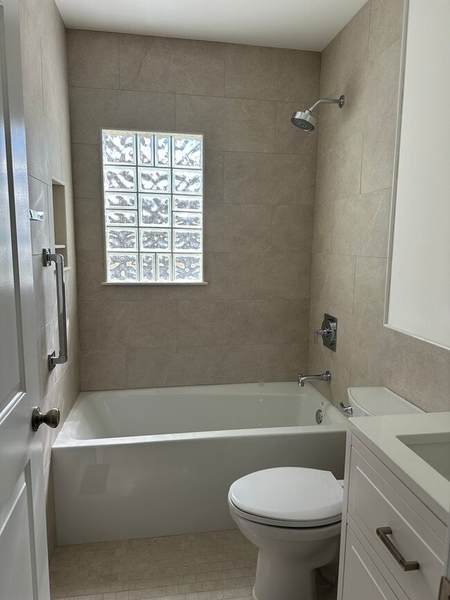 Building Photo - This spacious 2 bedroom home has an airy feel. Located in a neighborhood minutes from downtown an...