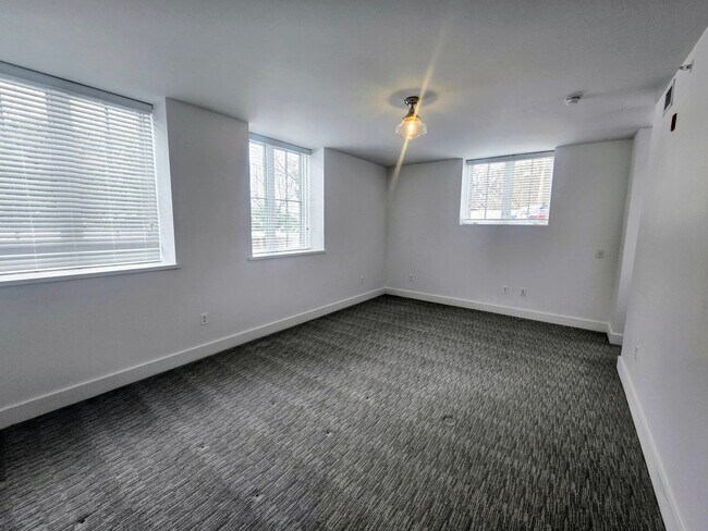 Building Photo - 1815 Main St