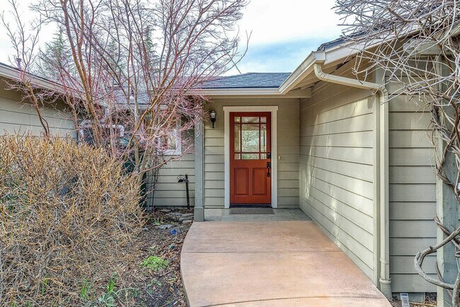 Building Photo - Beautiful home on large, landscaped flag lot - Available Now