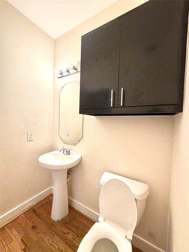 Building Photo - 8638 Meadowcroft Dr