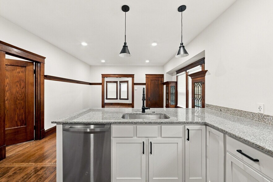 Building Photo - 1320 W 64th St
