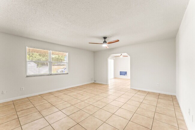 Building Photo - **FIRST MONTH FREE RENT OFFER** Charming 2-Bed Duplex Retreat in Edgewater, so close to the beach...