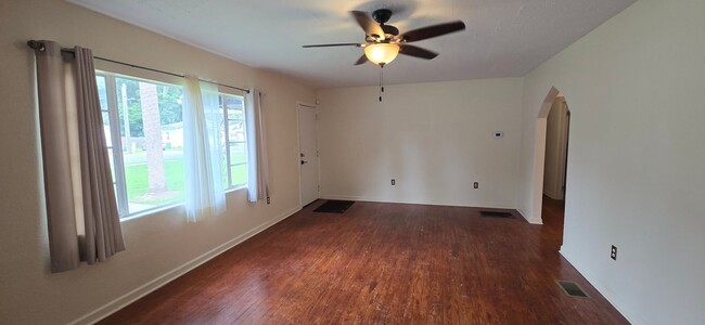 Building Photo - 2 bed 1 bath just a short walk to downtown...