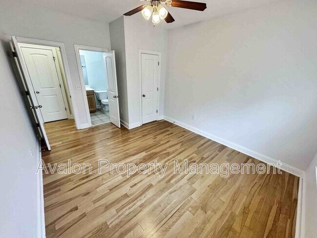 Building Photo - 2435 Manor View